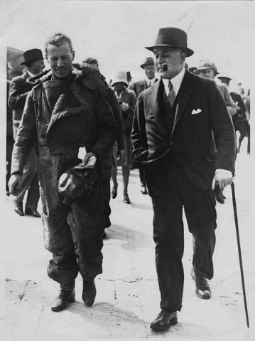 charles kingsford smith at croydon after flight from australia 10 jul 1929 0738-0157